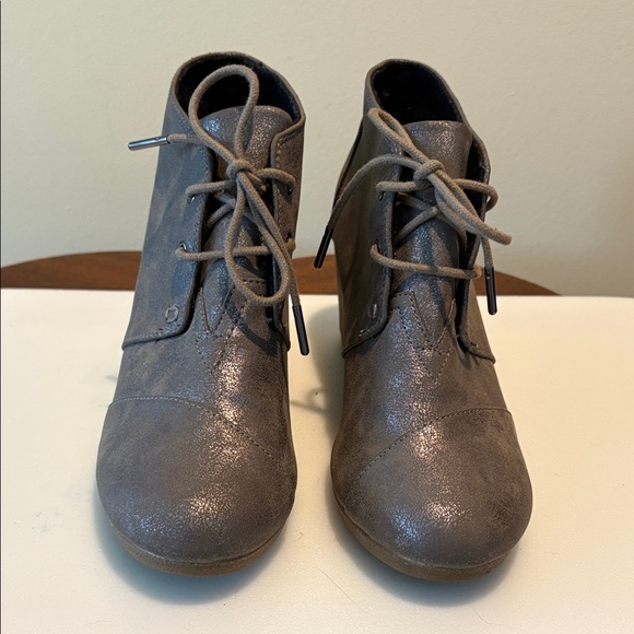Tom’s ankle boots lace up front 2.5” wedge  gray/Slight metallic women’s size 8w - Picture 1 of 12